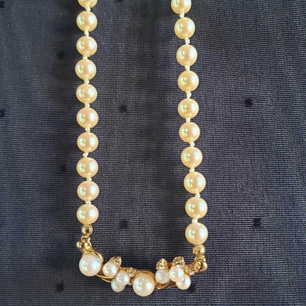 Costume jewelry - Pearl necklace with gorgeous cnt